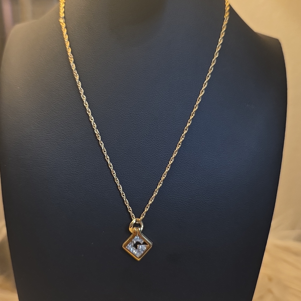 Elegant Gold Necklace with Diamond Pendant